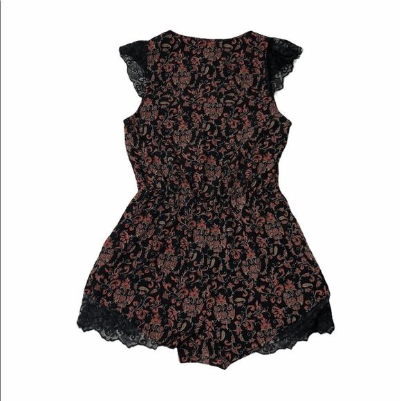 🚨 UO Kimchi Blue Floral Lace Romper - Picture 3 of 10